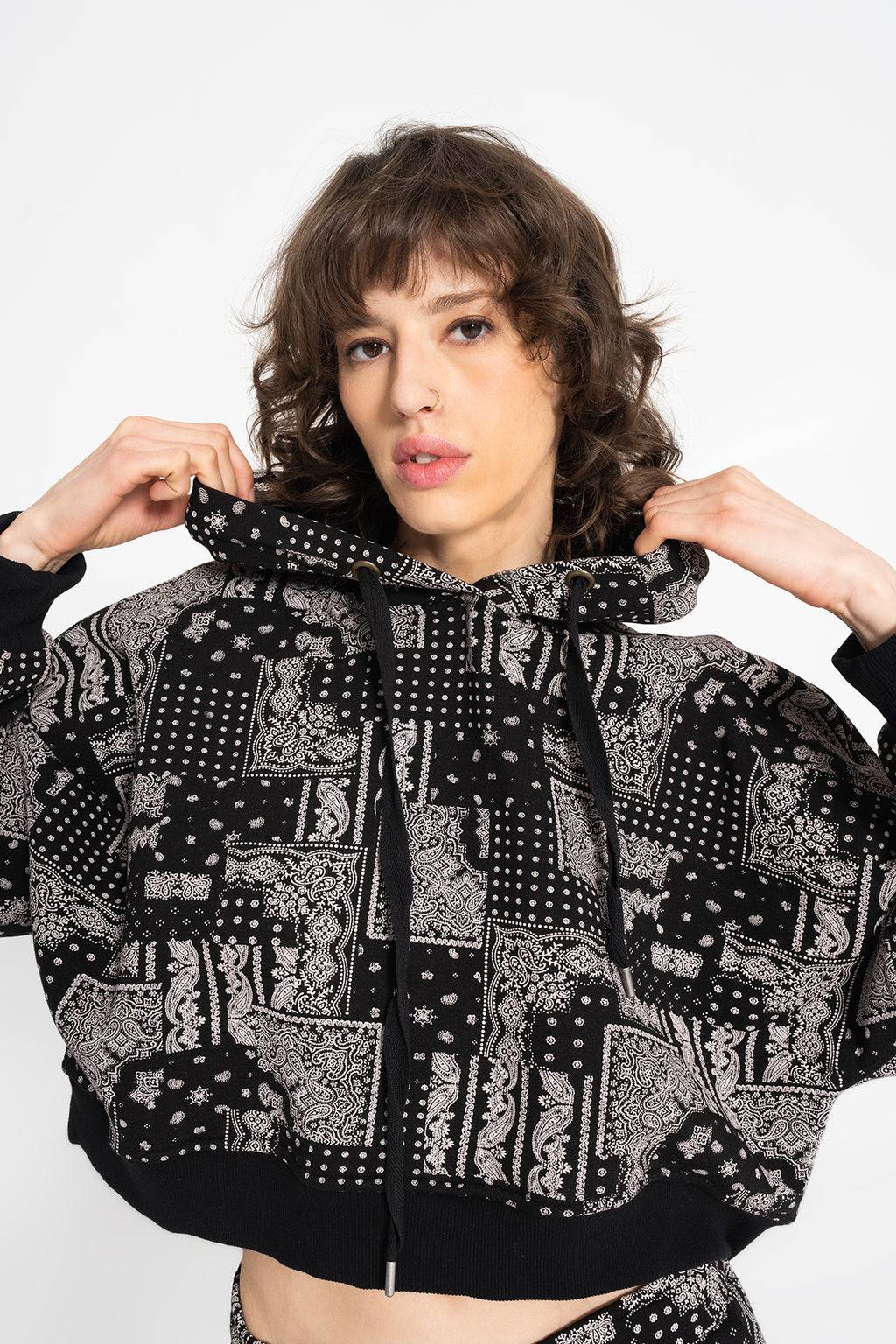 Kapüşonlu Desenli Şardonlu Sweatshirt