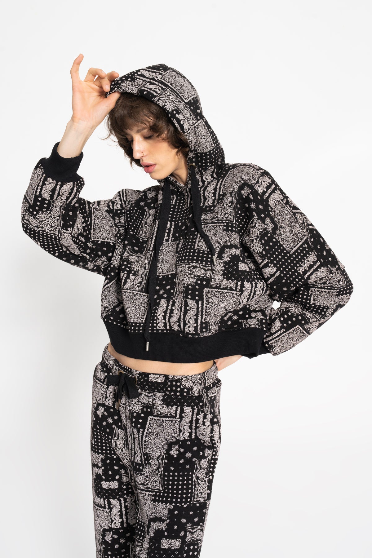 Kapüşonlu Desenli Şardonlu Sweatshirt