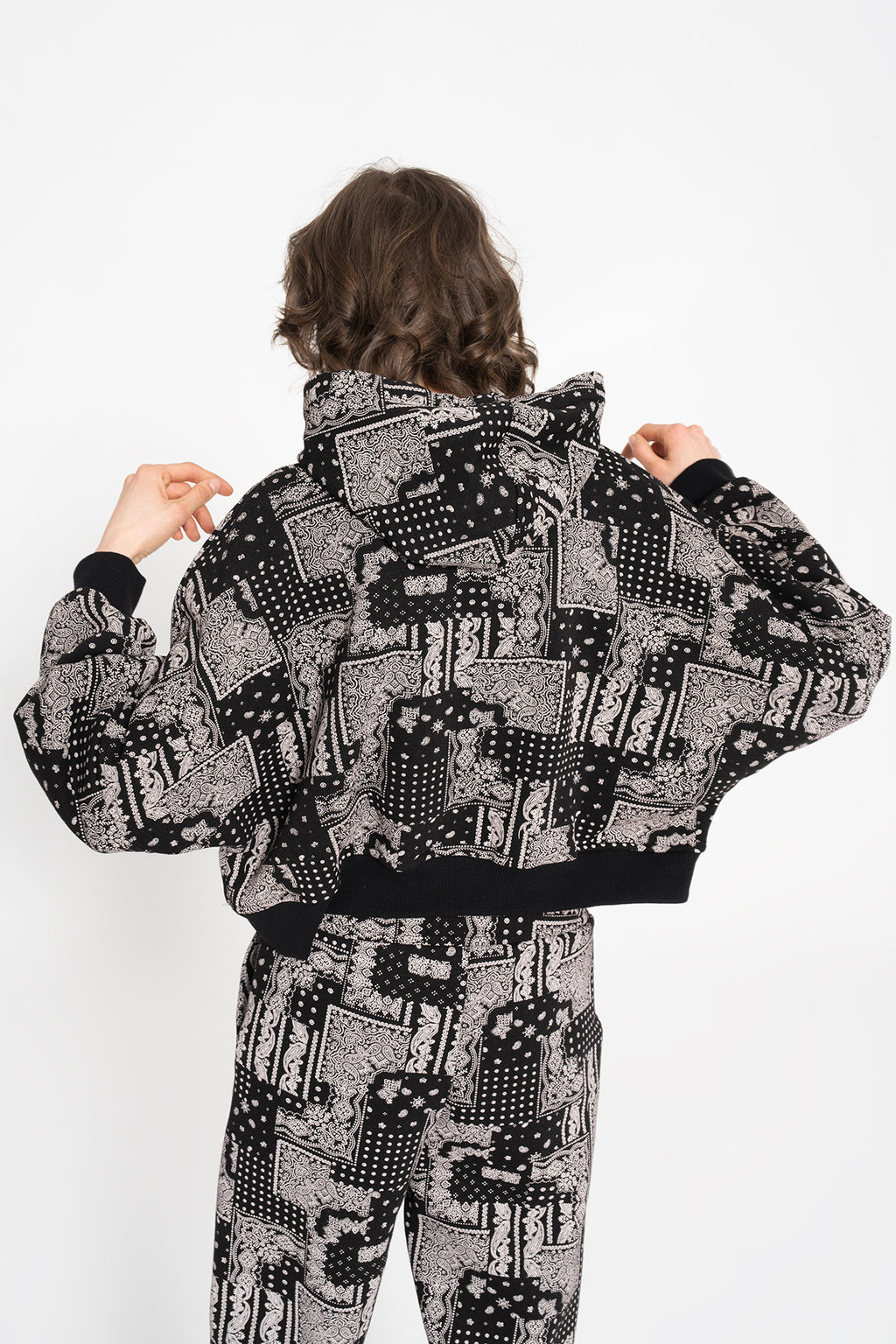 Kapüşonlu Desenli Şardonlu Sweatshirt