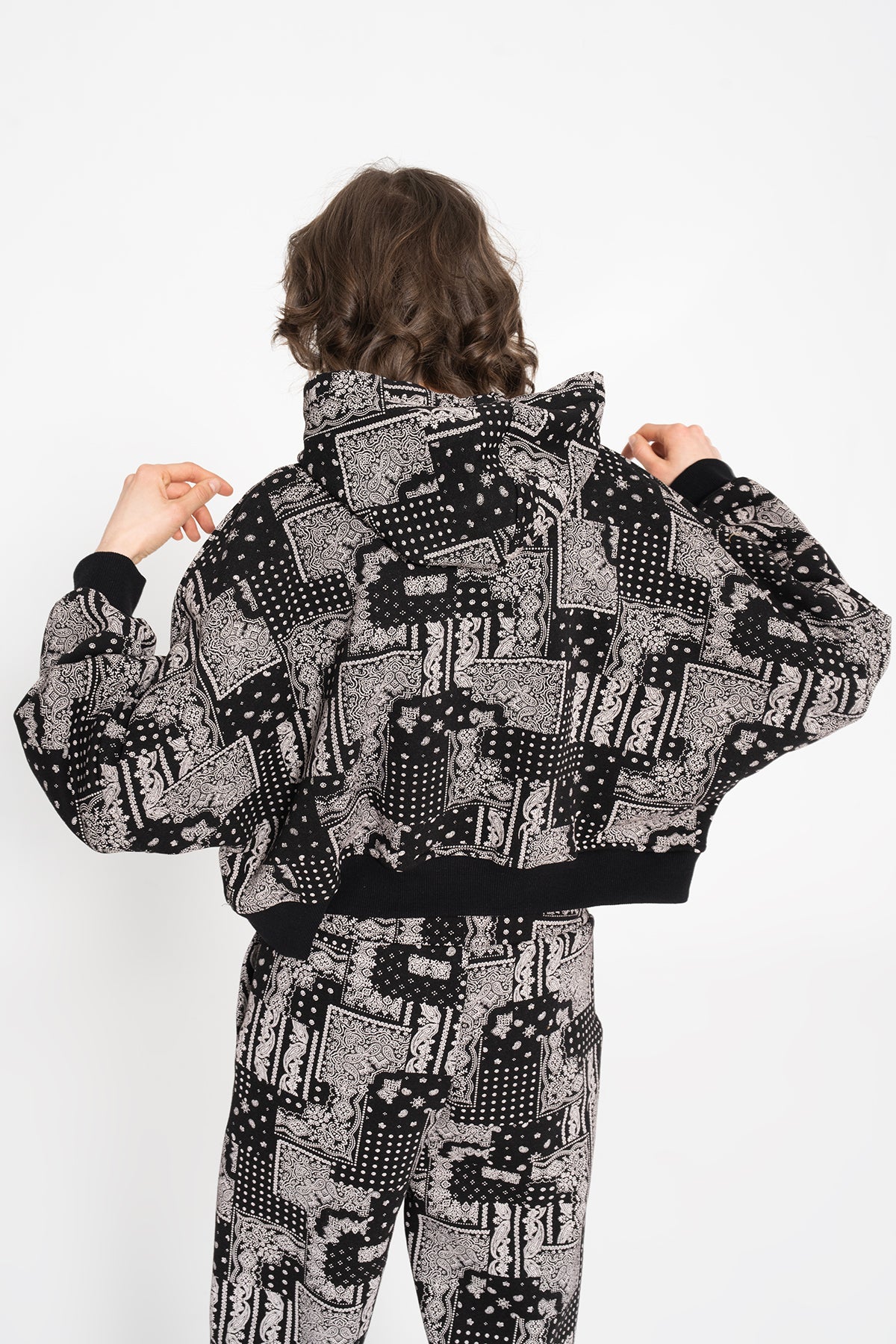 Kapüşonlu Desenli Şardonlu Sweatshirt