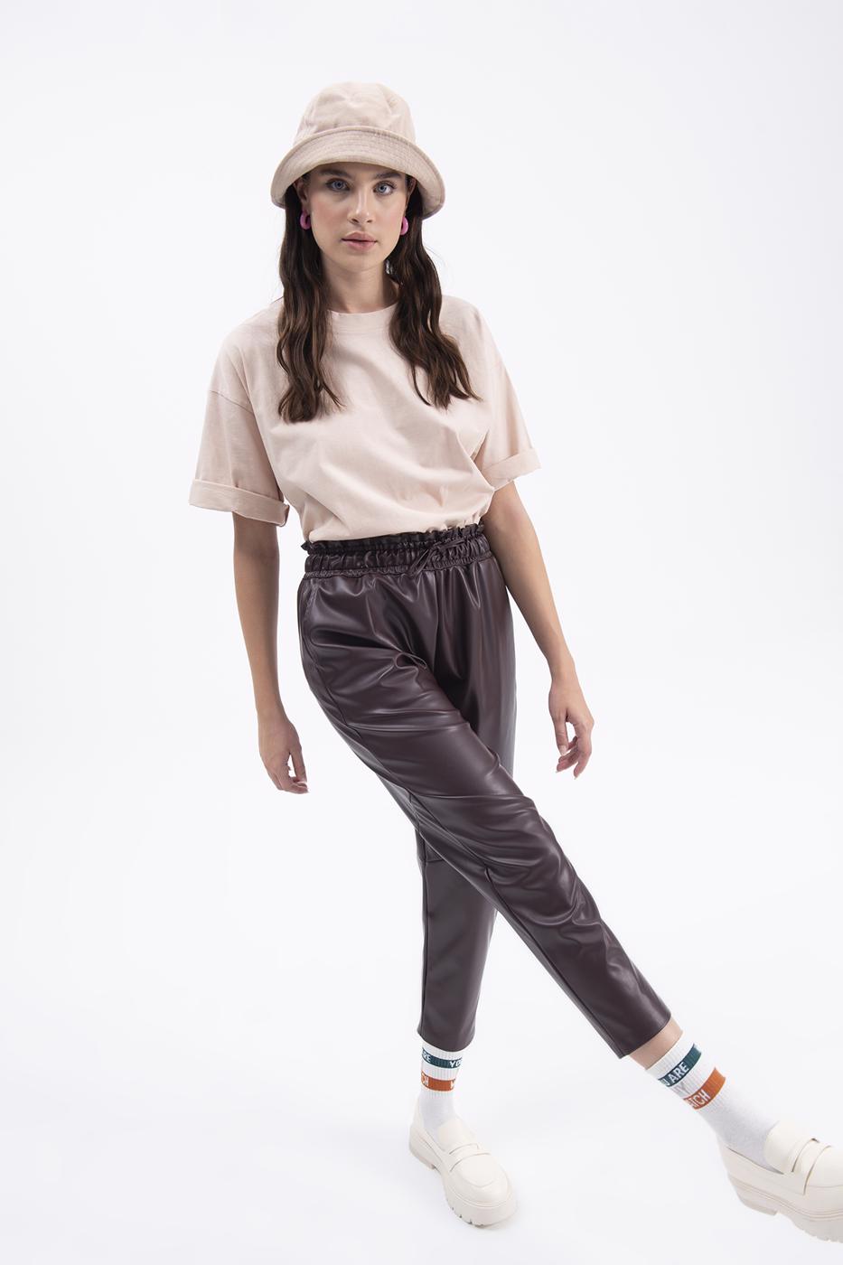 Faux leather jogging pants with belt Burgundy