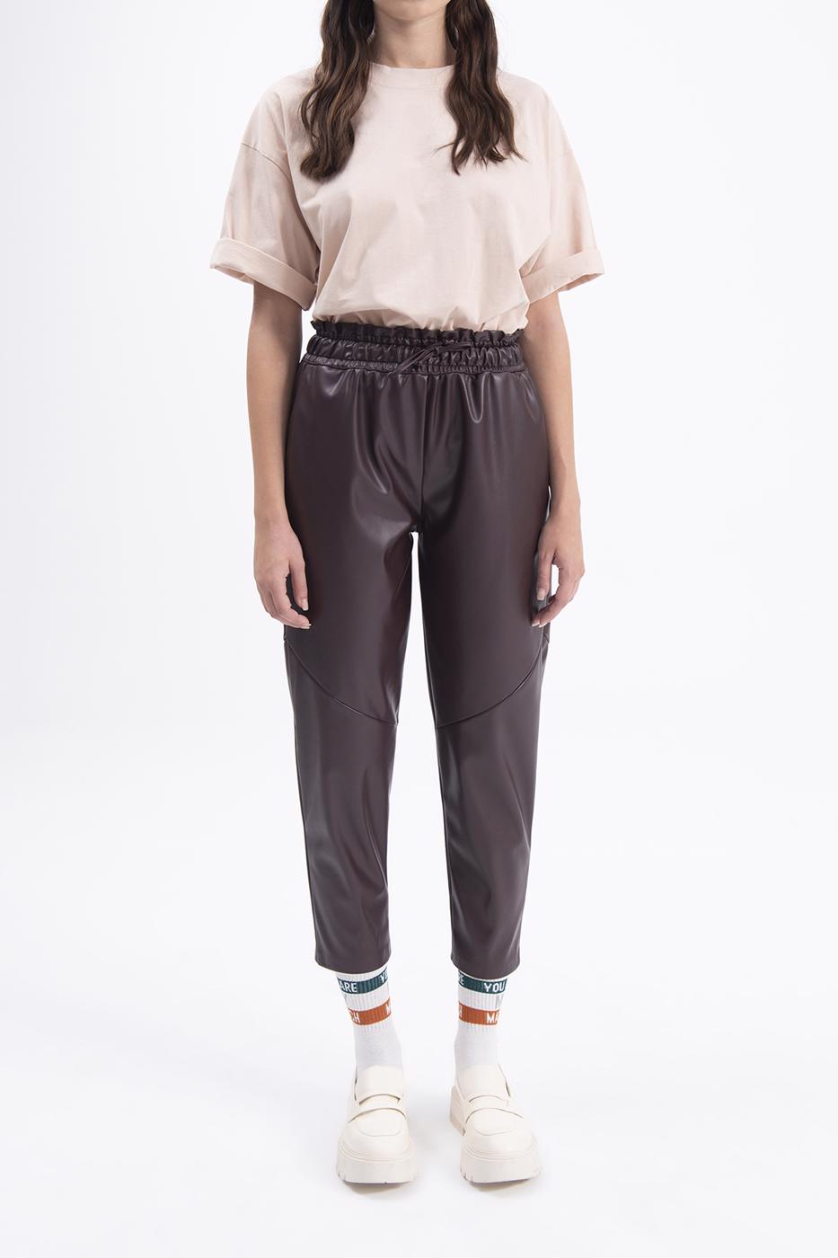 Faux leather jogging pants with belt Burgundy
