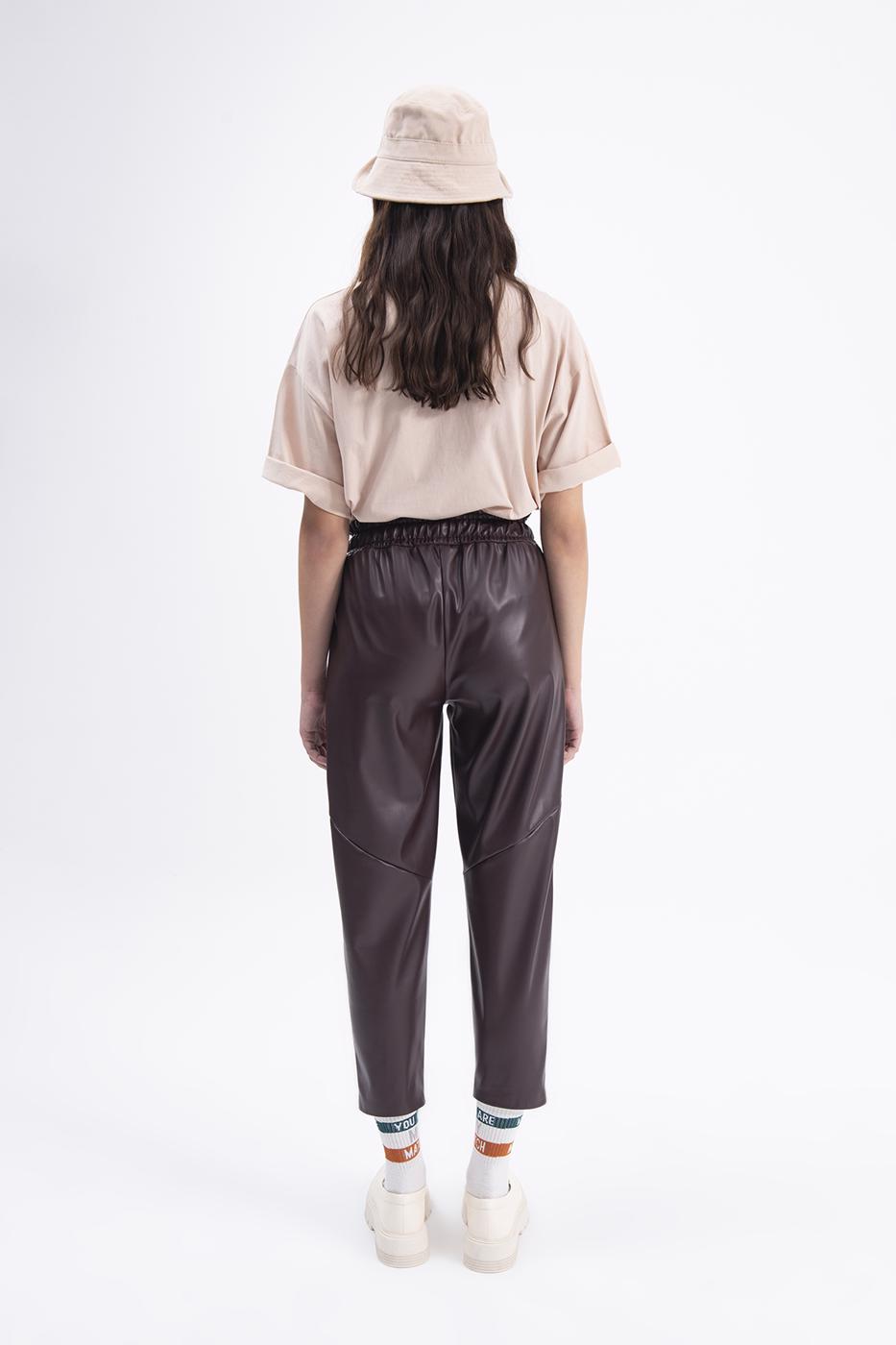 Faux leather jogging pants with belt Burgundy