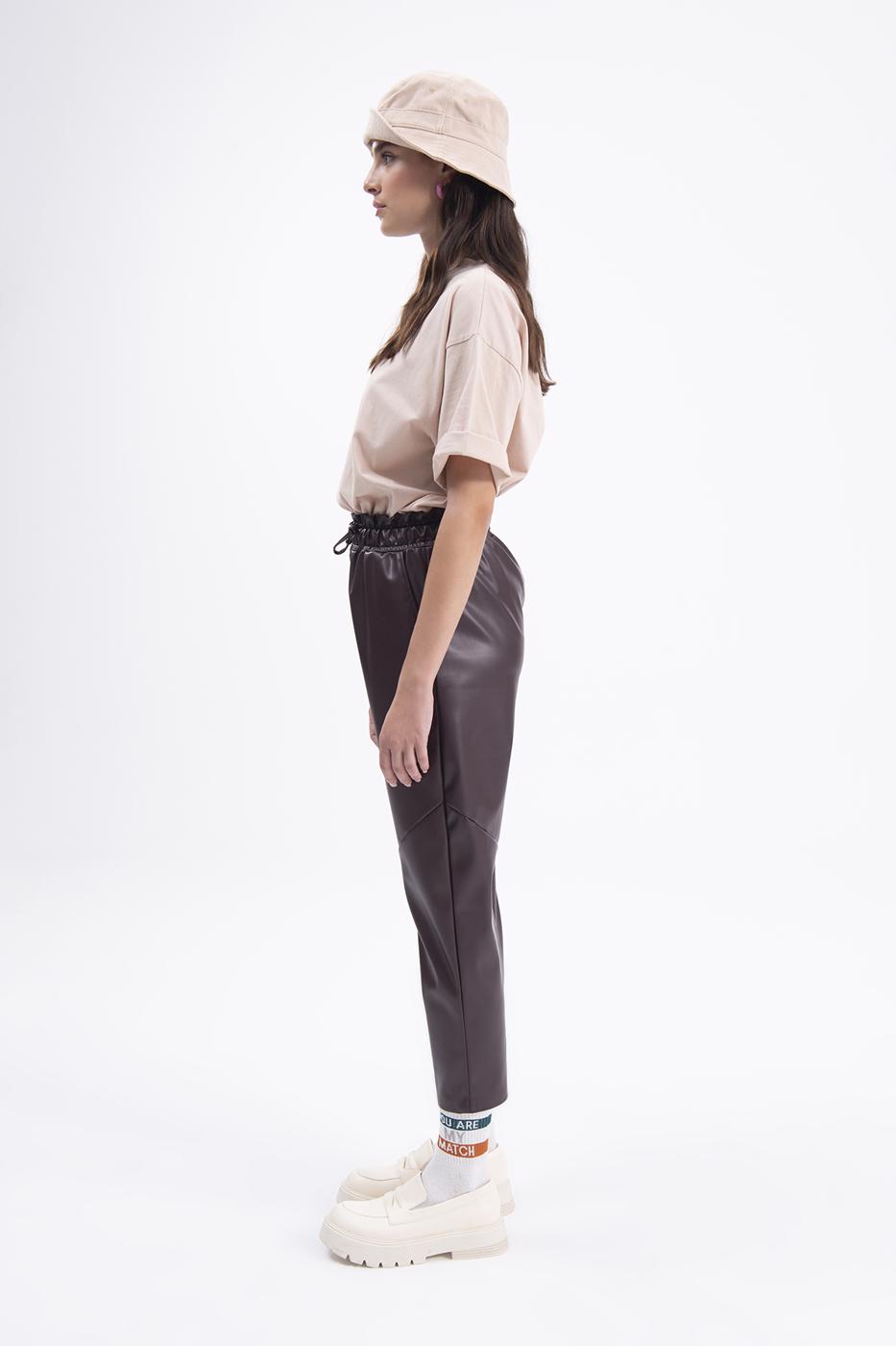Faux leather jogging pants with belt Burgundy