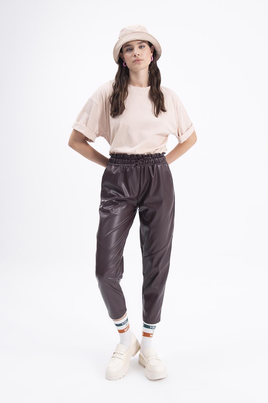 Faux leather jogging pants with belt Burgundy
