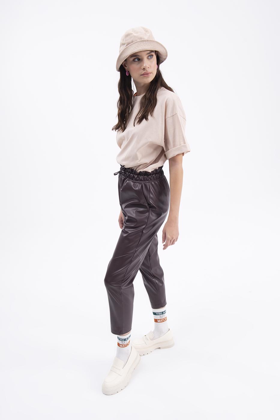 Faux leather jogging pants with belt Burgundy