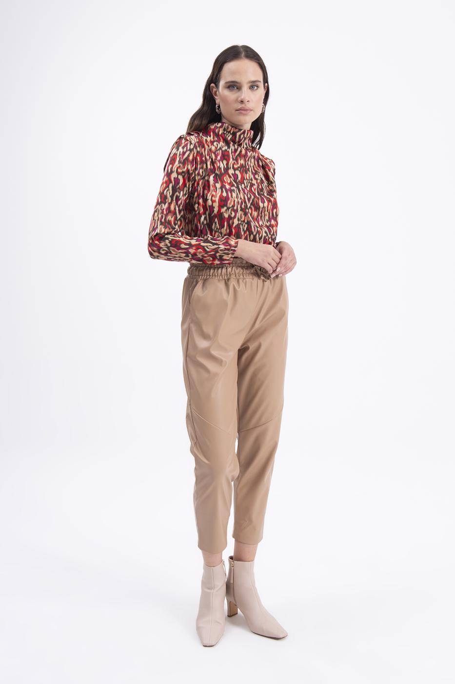 Faux leather jogging pants with belt Tabacco brown