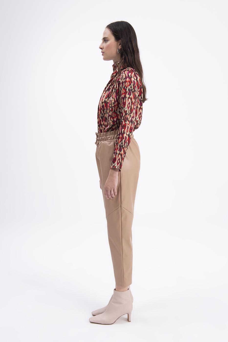 Faux leather jogging pants with belt Tabacco brown