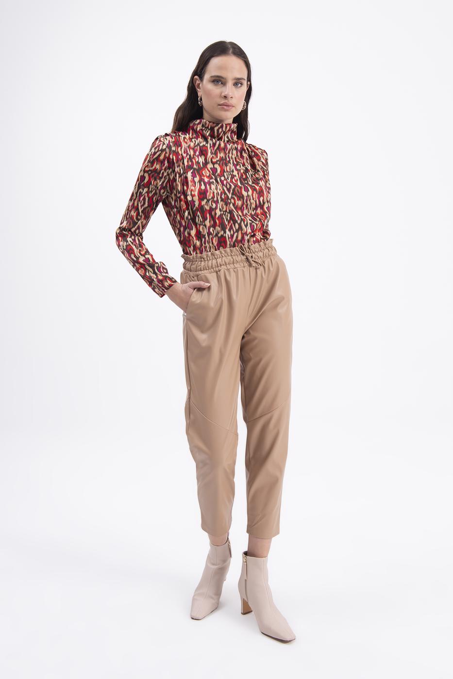 Faux leather jogging pants with belt Tabacco brown