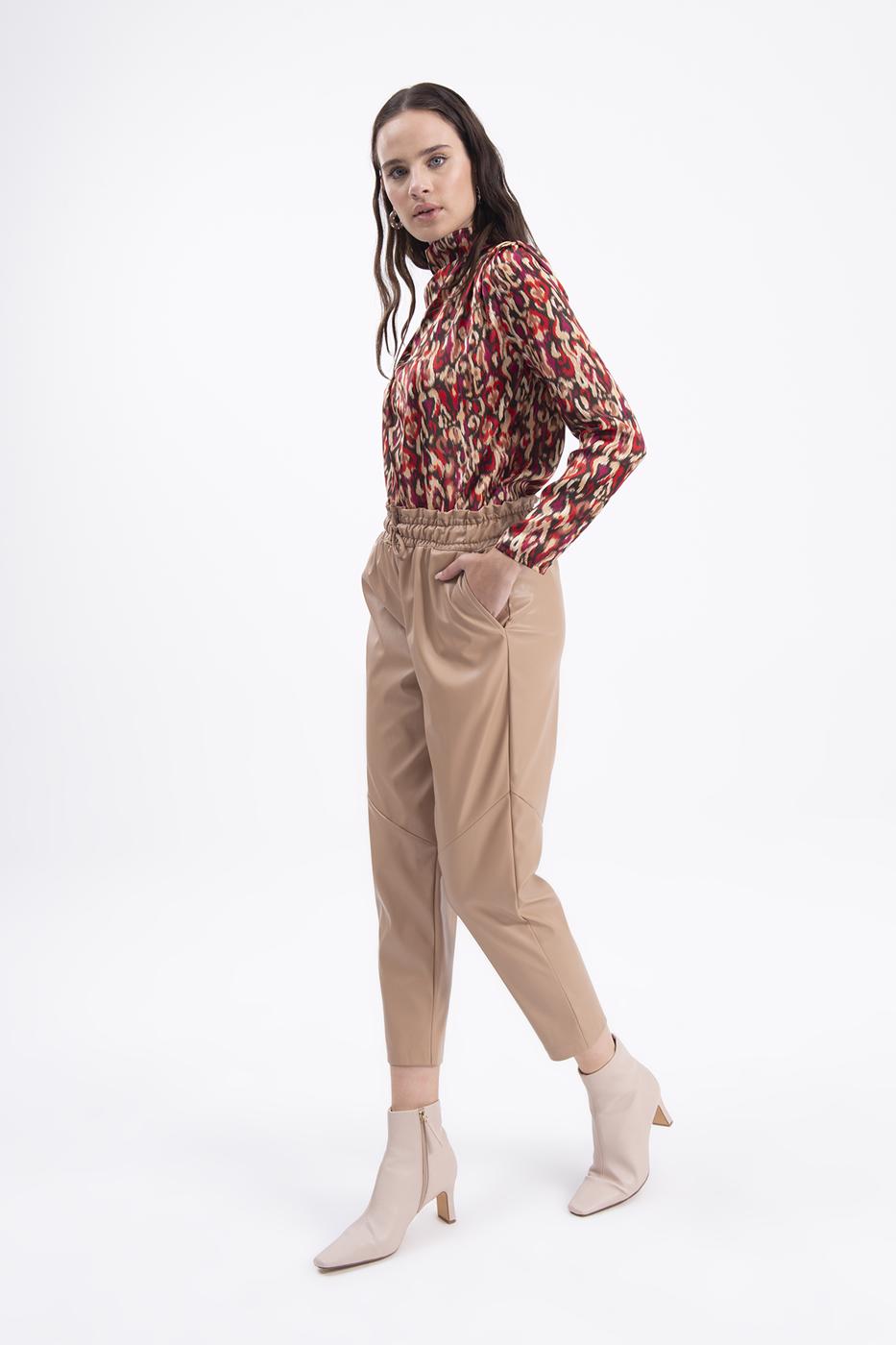 Faux leather jogging pants with belt Tabacco brown