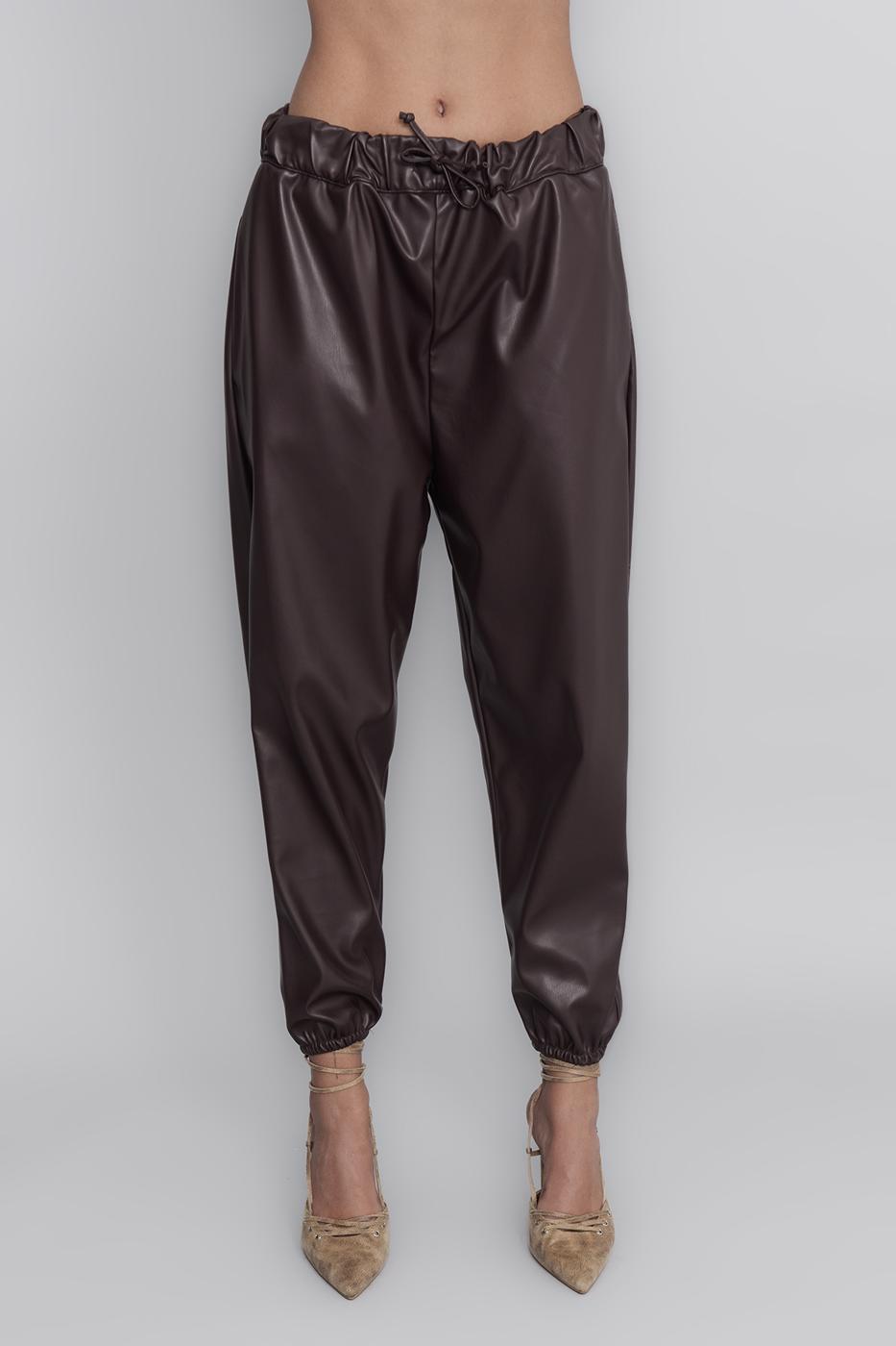 Faux leather jogging pants with belt Burgundy