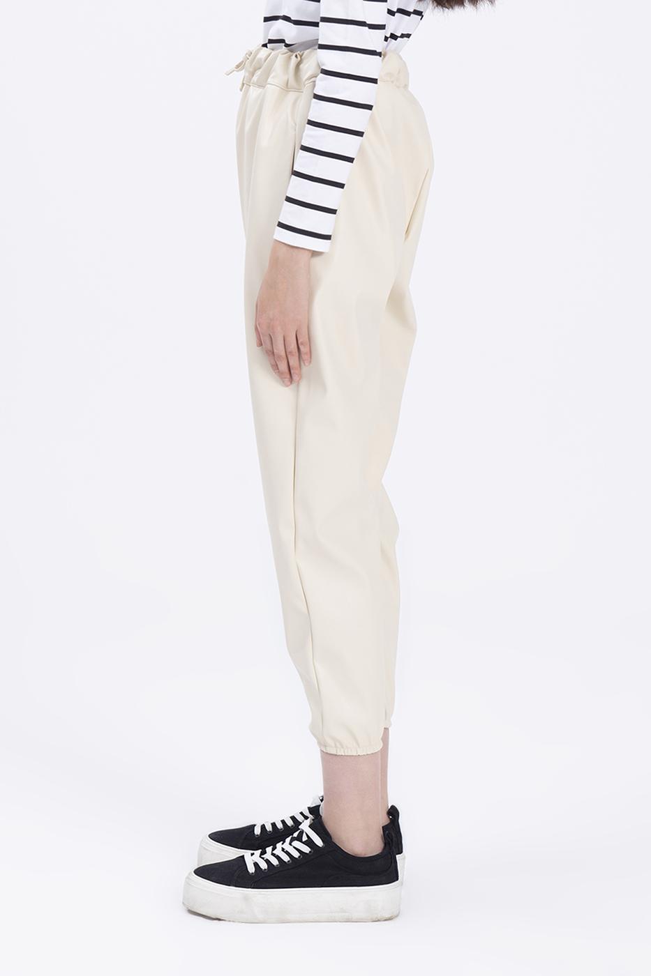 Faux leather jogging pants with belt Ecru