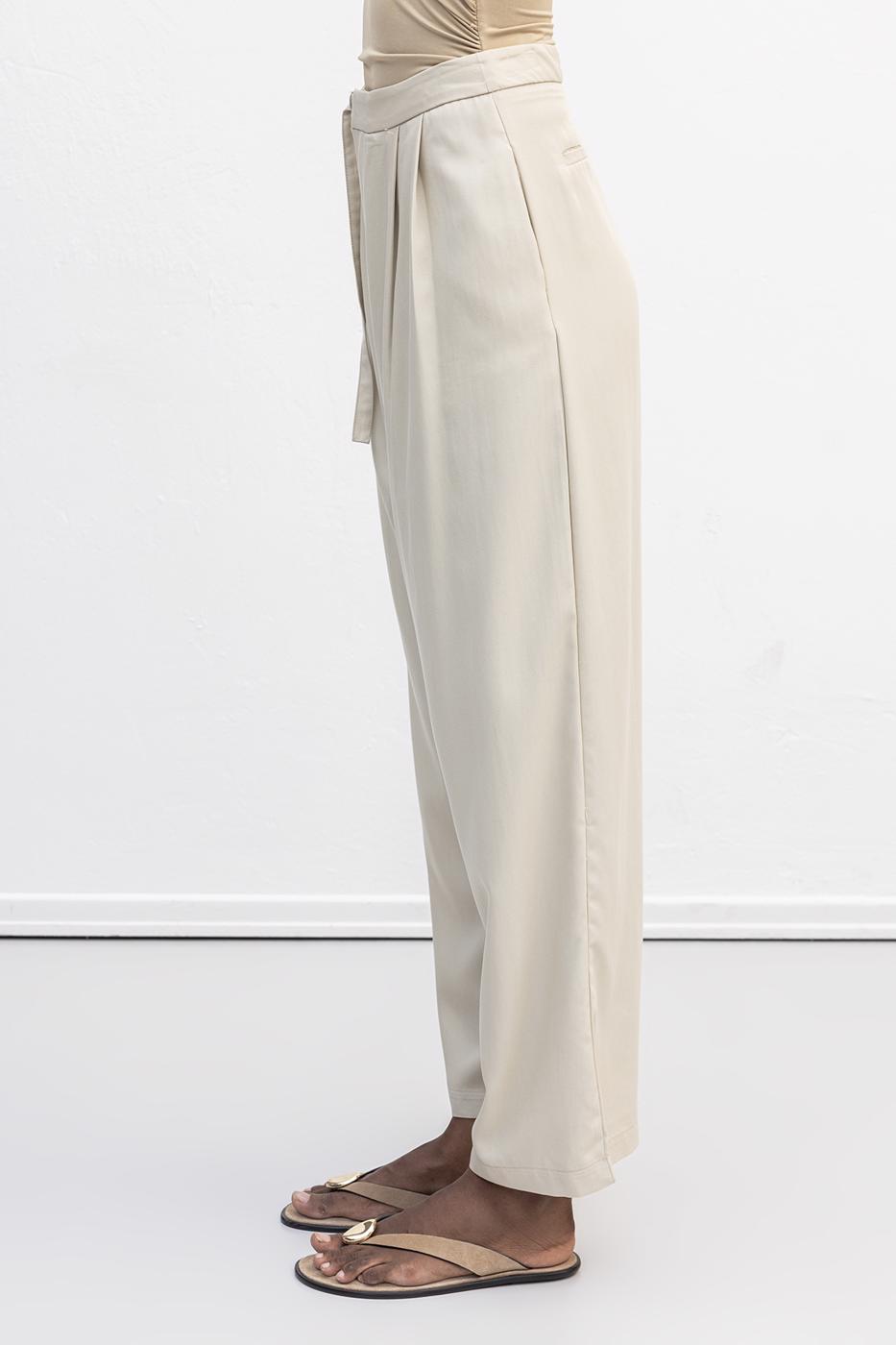 Pleated Carrot Trousers Beige